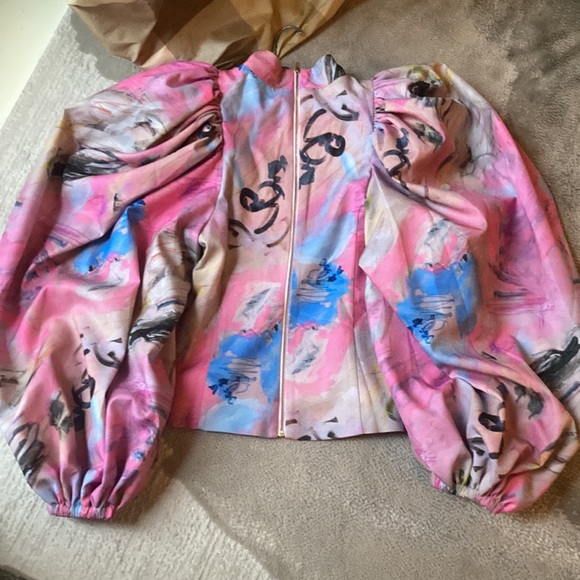 Neubyrne beautiful abstract print top with dramatic sleeves - Picture 2 of 9